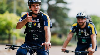 Mathias Larson (l.) und Mike Jensen kommen mit dem Rad zum Spiel.Bild: Max Krause