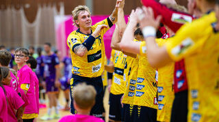 Edwin Aspenbäck klatscht mit seinen Mitspielern ab.