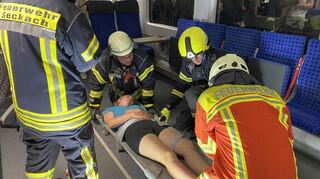 Die Einsatzkräfte bargen vermeintliche Verletzte aus dem Zug. Am Samstagmorgen probten Feuerwehrleute und DRKler in Zimmern den Ernstfall bei einer groß angelegten Übung im Bahntunnel.