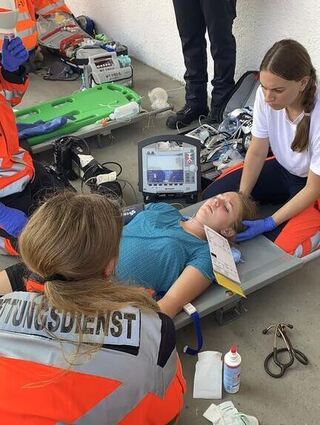 Ehrenamtliche und hauptamtliche Rettungskräfte versorgten die Verletzten.