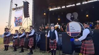 Als „Special Guest“ hatte das Gitarrenduo die „Clan Pipers Frankfurt“ eingeladen, mit denen sie den Abend eröffneten.
