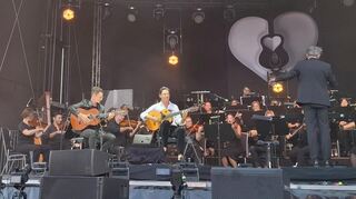 Alex Kilian (links) und Jan Pascal gemeinsam mit der „Neuen Philharmonie Frankfurt“.