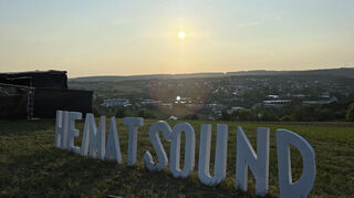 Ein beliebter Fotospot: die „Heimatsound“-Buchstaben mit Abendsonne.