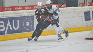 Adler-Kapitän Marc Michaelis (r.) hier im Laufduell mit dem Grazer Jakob Engelhart.