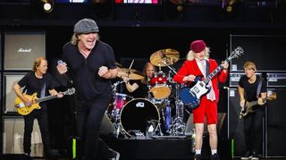 AC/DC sind seit 2024 in dieser Besetzung auf Tour: Stevie Young (Rhythmusgitarre seit 2014), Sänger Brian Johnson, Live-Drummer Matt Laug (2023), Lead-Gitarrist Angus Young und Konzert-Bassist Chris (2024).