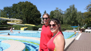 Im Bestenheider Freibad ist bei gutem Wetter allerhand los. Dann unterstützen Wachgänger der DlRG-Gruppen Wertheim und Urphar, zu denen auch Nadine Gehlfuss und Theresa Kriechel (rechts) gehören, die Fachangestellten für Bäderbetrieb bei der Beckenaufsicht.
