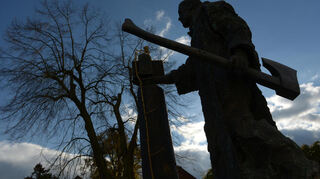 Als Schattenriss zeichnet sich die Bonifatiusstatue im nordhessischen Fritzlar ab. Dort soll der hünenhafte Apostel der Deutschen eine Donareiche gefällt haben, als Zeichen der Überlegenheit des Christentums über heidnische Kulte.