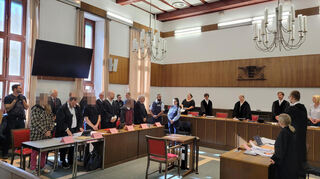 Eine Szene aus dem Prozess gegen fünf Angeklagte aus Boxberg-Bobstadt. Die Vertreter der Staatsanwaltschaft Karlsruhe (Zweiter und Dritte von rechts) haben Revision eingelegt.