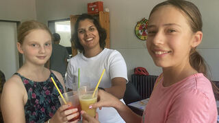 Yuna, Veronika Löffler und Amelie prosten sich mit den selbst gemixten alkoholfreien Cocktails zu.