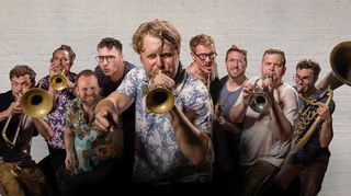 Stefan Dettl (vorn) und LaBrassBanda wollen am 22. August auf der Ladenburger Festwiese eine „Polka Party“ feiern.