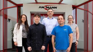 Freuen sich über den ersten unterschriebenen Arbeitsvertrag im Rahmen des „Kümmerer-Programms“: (von links) Miriam Striffler von FABI, Yevhenii Kovnir sowie von der Ansmann AG Viktor Becker (Produktionsleiter), Markus Jäger (Ausbilder) und Corina Schmitt (Ausbildungsleitung).