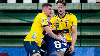 Robert Timmermeister (rechts) will und kann viel in der Abwehr von Halil Jaganjac lernen.