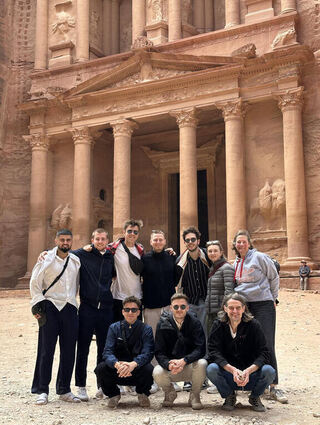 Jonas Engel (stehend Dritter von rechts) erlebte Jordanien hautnah: Auch Petra wurde besucht. Das ist eine berühmte archäologische Stätte in der südwestlichen jordanischen Wüste. Die Hauptstadt des einstigen nabatäischen Königreichs geht in etwa auf das Jahr 300 vor Christus zurück.