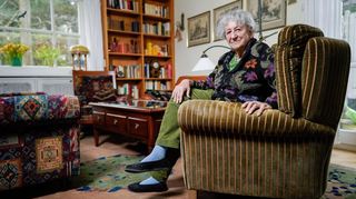 Menschliches im Blick: Die Schriftstellerin Ingrid Noll (im heimischen Wohnzimmer in Weinheim).