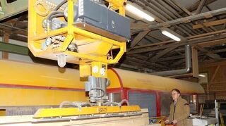 Effizientes und sicheres Holz-Handling: Mit dem Vakuumkran werden bei Schumann in Igersheim schwere Holzbalken mühelos und präzise bewegt – moderne Technik im Dienst der fast 100-jährigen Holztradition.