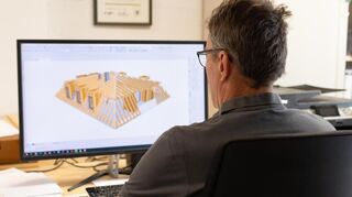 Zimmermeister Kühlwein errichtet die neue Dachkonstruktion – passgenau gefertigt aus den hochwertigen Holzbausätzen des Igersheimer Traditionsbetriebs Schumann.