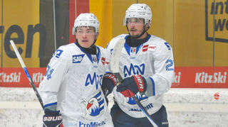 Die Adler-Stürmer Justin Schütz (links) und Yannick Proske wollen in den anstehenden Testspielen zeigen, dass sie auch gegen starke Schweizer Clubs mithalten können.