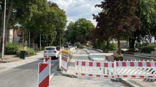 Der Haltestellenumbau in der Schüttstraße schreitet voran. Für den Asphalteinbau wird die Straße Ende August voll gesperrt.