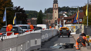 Der Fußweg über die Tauberbrücke wird jetzt auch stadteinwärts saniert, was wegen des Rechtsabbiegeverbots zu Staus führt.