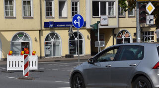 Die Schmiederstraße stadteinwärts darf nur noch von der Vitryallee aus befahren werden. Auch der Umweg über die schmale und beparkte Ringstraße ist möglich - wahrscheinlich weniger zur Freude der Anwohner.