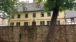 Nur einen Steinwurf vom Schloss entfernt befand sich die Deutschordensmünze, die der erste Hochmeister in Mergentheim, Walter von Cronberg, 1535 errichten ließ. Das Gebäude wurde 1687 erneuert und 1987 umgebaut.