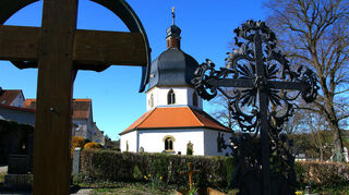 1541 rafft die Pest viele Menschen in Mergentheim dahin. Für die vielen Toten reichen die Friedhöfe in der Stadt nicht aus. Deshalb wird ein neuer Friedhof außerhalb der Stadt angelegt, auf dem sich seit 1608 die Michaelskapelle befindet.