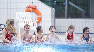 Beim Planschen verlieren Kinder die Angst vor Wasser, wenn dieses auch mal ins Gesicht oder die Augen spritzt.
