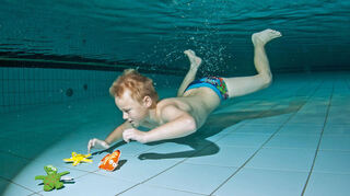 Auch das Tauchen will gelernt sein, damit Kinder im Wasser sicher unterwegs sind.