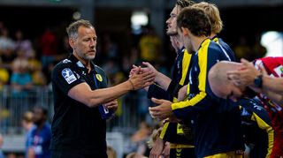 Trainer Maik Machulla (links) kommt bei den Löwen gut an.