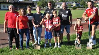 Spatenstich für den neuen Spielplatz auf dem FC-Gelände mit unter anderem Lothar Derr (links), Bernd Kriegisch (Dritter von links) und Hendrik Seethaler von der Kurzyk-Gruppe (Vierter von links).