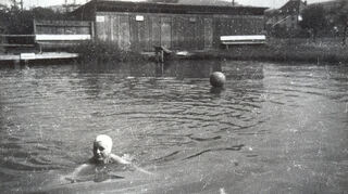 Diese Aufnahme des ersten Freibads in Tauberbischofsheim stammt von 1940. Hier dürfte Roswitha Brandel einst Schwimmen gelernt haben.