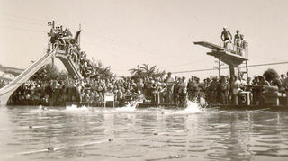 Bei der Eröffnung des neuen Schwimmbads 1951 war die Begeisterung für Sprungturm und Rutsche groß.