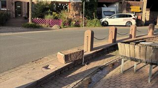 Schon mehrfach wurden Poller beim Brunnen „Am Rank“ umgefahren.