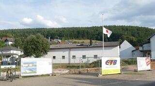 Eine weiße Flagge mit rotem Punkt ist das sichtbare Zeichen dafür, dass die Baugenehmigung für den Dorfladen Boxtal vorliegt. Im Oktober soll es losgehen.