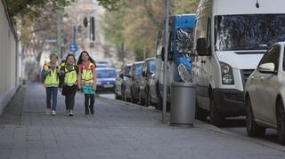 Eltern sollten sich die Zeit nehmen, ihre Kinder mit den Gefahren auf dem Schulweg vertraut zu machen.