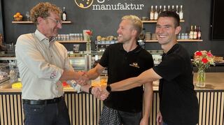 Bürgermeister Marcus Wessels (links) gratulierte den beiden „Wachtelland“-Geschäftsführern Michael Volk (Mitte) und Nico da Silva zur Eröffnung des Restaurant-Cafés „Genussmanufaktur“.