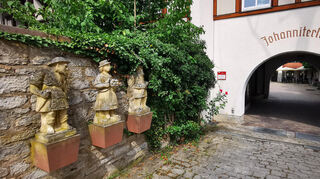 Drei Figuren stehen heute noch im Pfarrgang am Durchgang zum Johanniterhof.