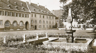 Das Bild aus dem Jahr 1967 zeigt einige der Figuren im Äußeren Schlosshof am Fischbrunnen.