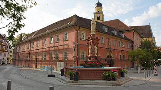 Eine größere Dachsanierung steht beim Hospital zum Heiligen Geist zwischen Gänsmarkt und Münster an. Aktuell wird das Gerüst aufgebaut.