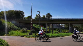Die B 290-Brücke über die Bahnlinie in Bad Mergentheim. Darunter verläuft der Radweg nach Edelfingen und befindet sich der Bahnübergang am Flürlesweg.