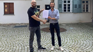 Der neue Adelsheimer Stadtjäger Lukas Deimel (links) erhält von Bürgermeister Wolfram Bernhardt die Einsetzungsurkunde.
