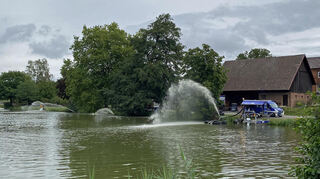 Noch laufen die Belüftungsmaßnahmen des Technischen Hilfswerkes am Gottersdorfer See. Belüftungsmatten sollen bald ohne personelle Betreuung vorübergehend die Wasserqualität im See sichern.