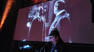 Kinoerzähler Ralph Turnheim gastierte am Mittwoch beim Wertheimer Burgfilmfest mit seinem Werk „Sherlock und der letzte Hund von Baskerville“.