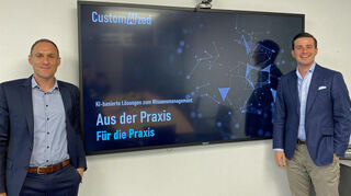 Julian Nuss (links) und Lukas Zimmermann haben im Mai das KI-Start-up „customAIzed“ gegründet. Die Software soll das Wissensmanagement mittelständischer Unternehmen neu strukturieren.