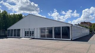 Das Festzelt für den Schützenmarkt steht schon.