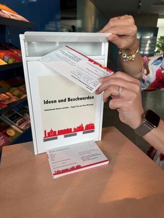 Auch 15 Jahre nach der Einführung werden die „Bürgerkarten“ noch gerne genutzt, mit denen Besucher des Landratsamtes Main-Tauber Ideen, Lob und Beschwerden an die Kreisverwaltung richten können.