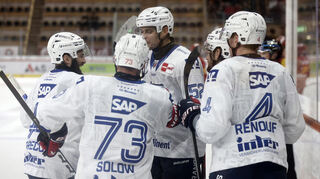 Dan Renouf (r.) brachte die Adler Mannheim im ersten Drittel in Führung.
