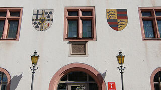 Auf der Rückseite des von Schutzbar errichteten Rathauses ist sein Wappen (links) und das württembergische Wappen zu sehen.