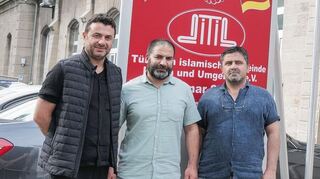 Vor der Mimar-Sinan-Moschee (von links) Önder Turan, Vorstand Ibrahim Öztürk und Imam Cemil Cemallioglu.