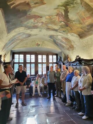 Auf großes Interesse stieß am Freitag die Führung durch die Sakristei in der Klosterkirche Bronnbach.
